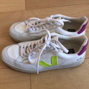 Veja V-12 B-Mesh White Sneaker